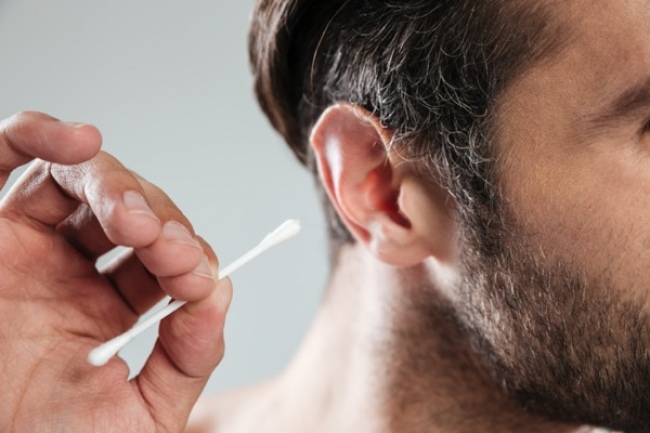 Cómo limpiar correctamente tus oídos (y las herramientas adecuadas para  usar)