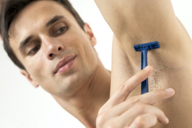 ¿El afeitado de las axilas reduce el sudor o el olor?